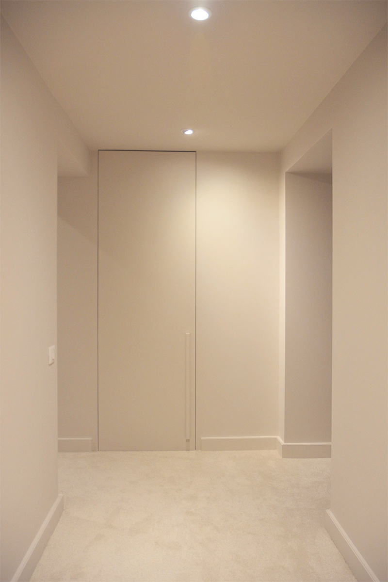 rénovation d'un couloir en souplex avec une couleur douce et identique du sol au plafond pour qu'il soit lumineux
