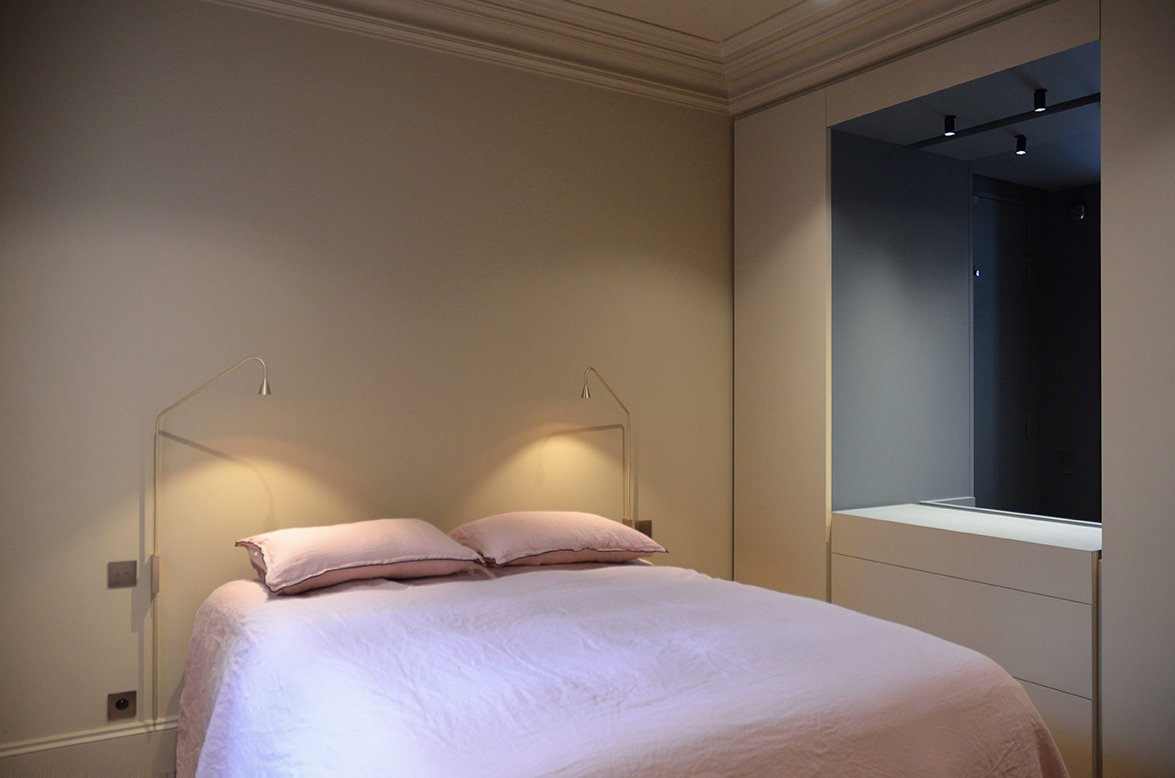 Projet Nollet : aménagement de dressing sur mesure pour cette chambre conçue par une architecte intérieur