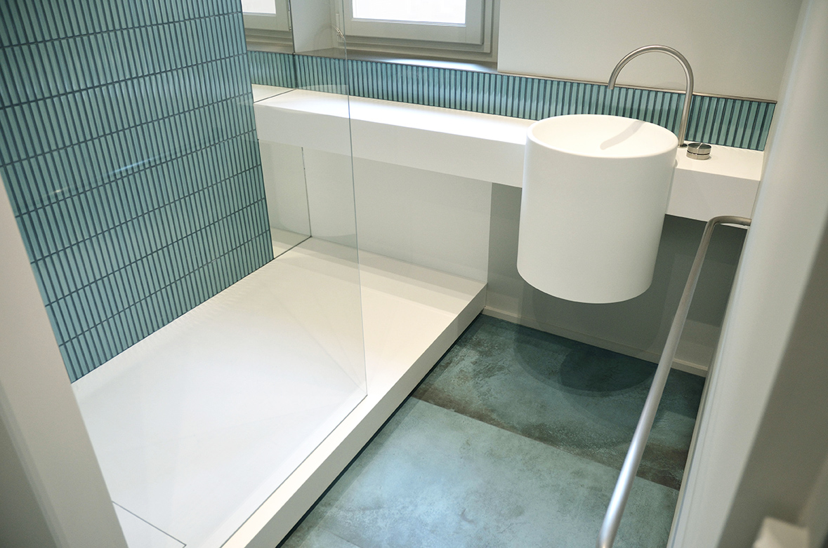 Projet Nollet : l'aménagement de salle de bain sur mesure a permis de faire une douche de 1m50 de long en corian. La barre de serviette à droite est fixée sur un mur chauffant